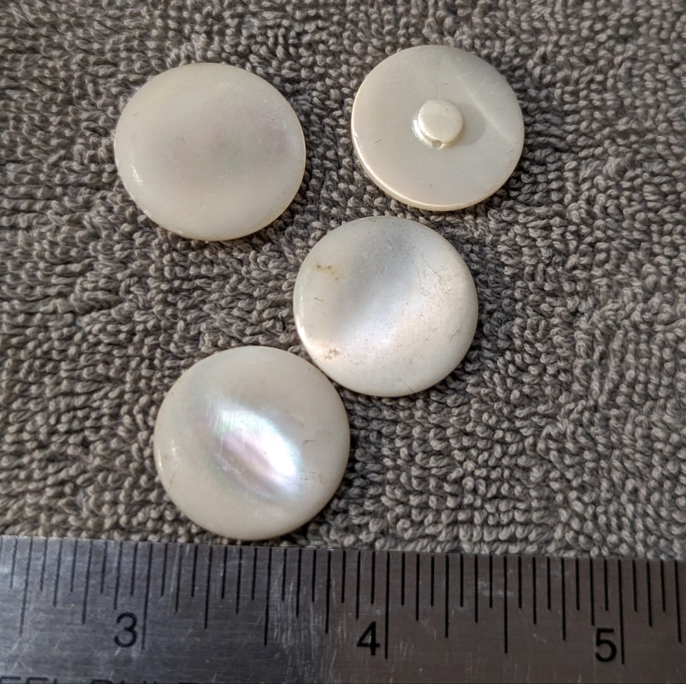 BUTTONS Iridescent Irregular White Round 1 post to attach Shiny (4)